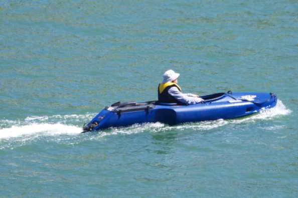 30 July 2020 - 12-23-30
Intriguingcraft. It's a Moakie Kayak. Powered by water jets. US made.
-----------------------------
Moakie kayak in Dartmouth, Devon